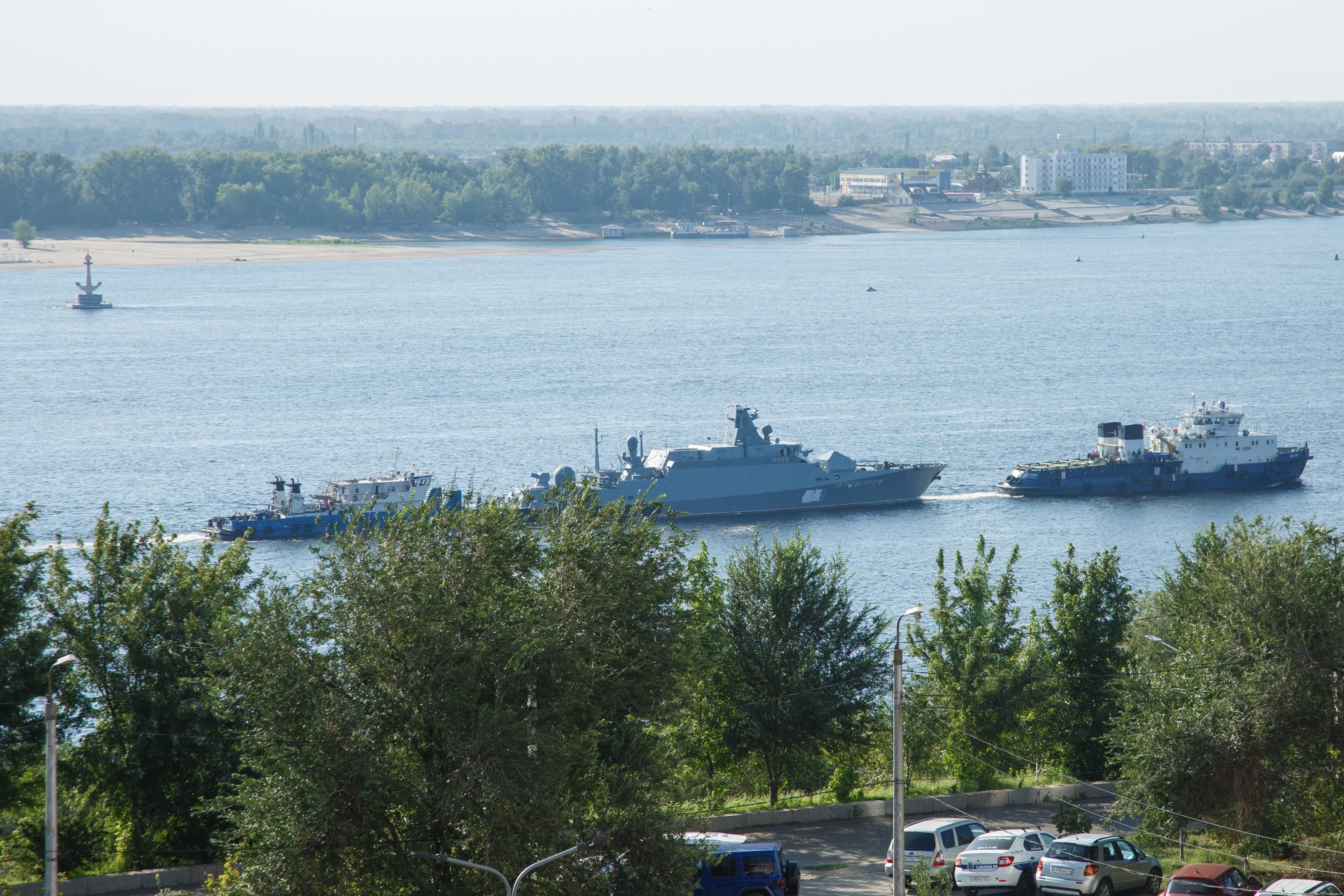 Боевой корабль прошел по Волге мимо Волгограда 24 августа 2022 г. - 24  августа 2022 - V1.ру