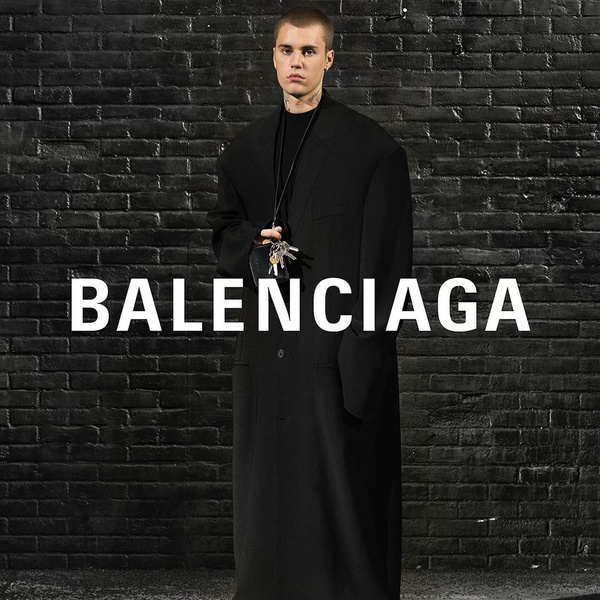 Фото №1 - Черное оверсайз-пальто как у Джастина Бибера — самая модная модель верхней одежды как для парней, так и для девушек