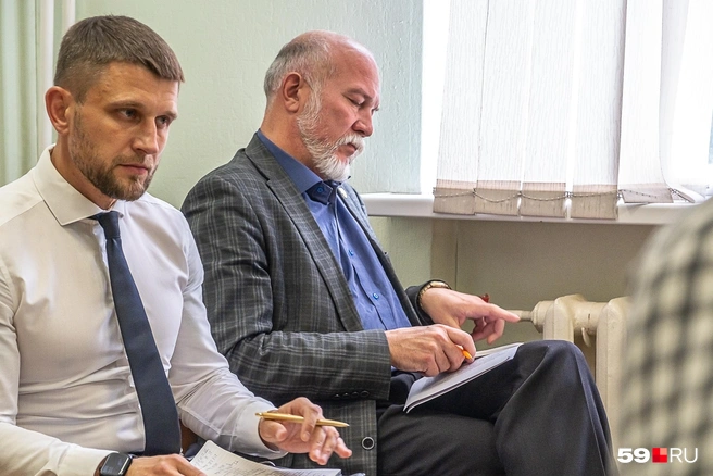 Александр Козлов (в сером пиджаке) на одном из заседаний  | Источник: Василина Любимова / 59.RU