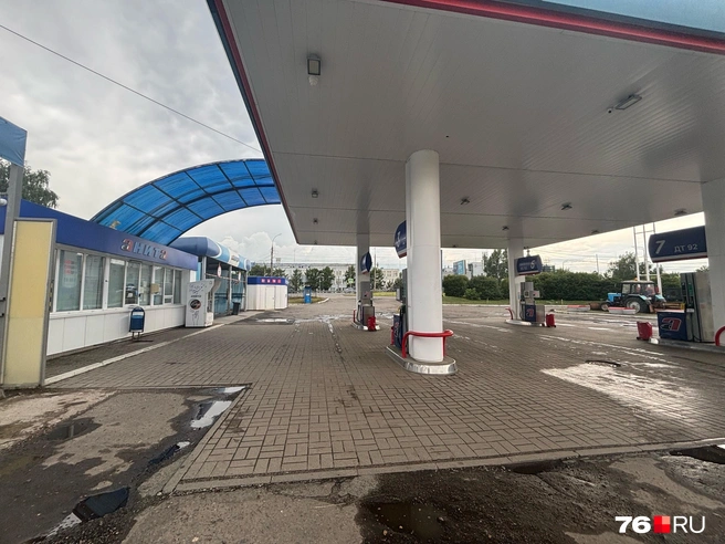 Пока на других заправках гигантские очереди, здесь — пустота | Источник: Алина Сардекова / 76.RU