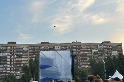 Тюменцы залезли на крышу «Муравейника» ради концерта Гагариной