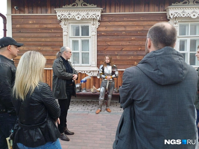 Доспехи на сотруднице музея смотрятся стильно | Источник: Арина Суворова / NGS.RU