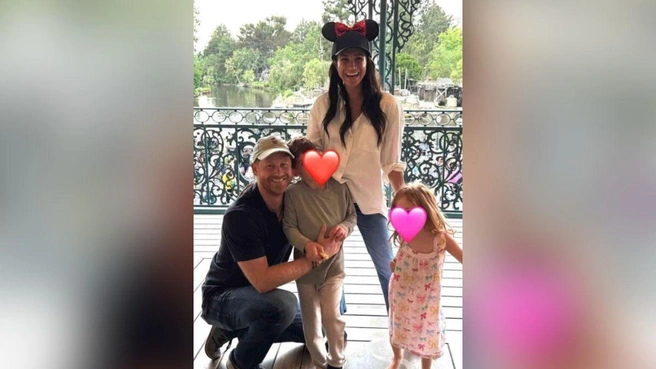В то время как Меган Маркл фотографируется с чужими детьми, лица её собственных детей остаются скрытыми. | Источник: @meghan/Instagra
