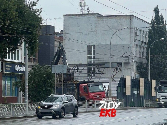 На месте здания остался только забор и пустырь | Источник: ZloyEkb / t.me