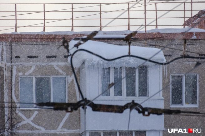А тут может быть опасно. Смотрите наверх! | Источник: Булат Салихов / UFA1.RU