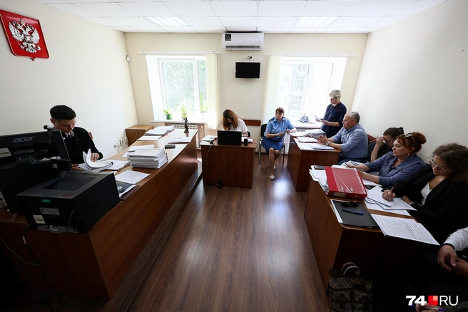 Заседания проходят в напряженной обстановке: у застройщика работает несколько юристов, со стороны администрации выступают представители разных ведомств. В зале суда даже не хватает мест для всех участников процесса | Источник: Наталья Лапцевич