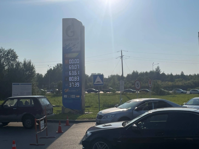 Для примера&nbsp;— вот такой ценник был на одной из АЗС «Газпромнефти» в кризисные времена. Топливо стоило даже меньше&nbsp;— 92-й стоил 63,61, 95-й&nbsp;— 69,07. Фирменного 95-го не было. | Источник: Павел Красоткин / 72.RU 