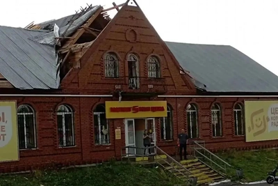 Вместо крыши — дыра: ураган разрушил поселок Лобва