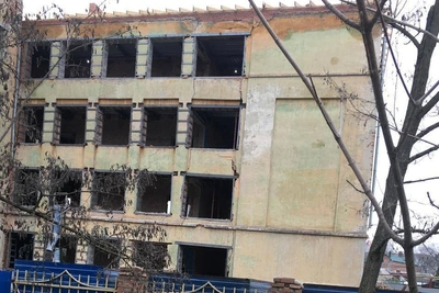 В ростовской школе №21 обнаружили опасные трещины