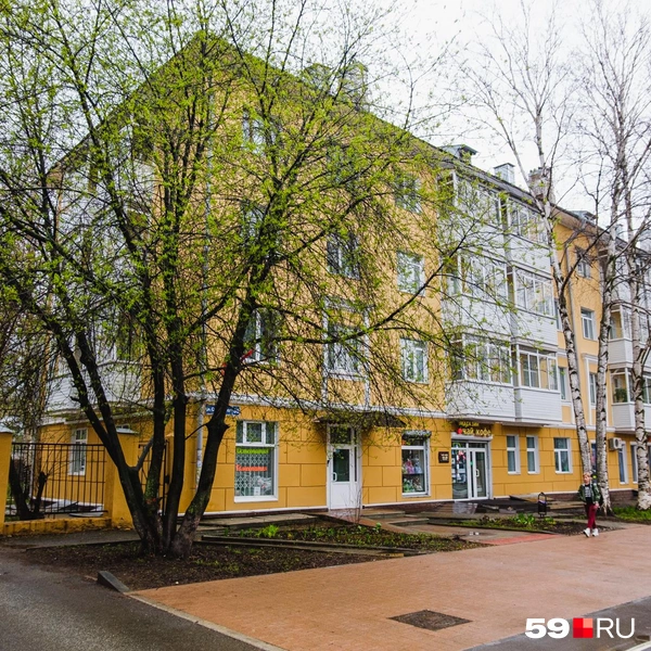 Вокруг дома положили новую плитку | Источник: Тимофей Калмаков / 59.RU