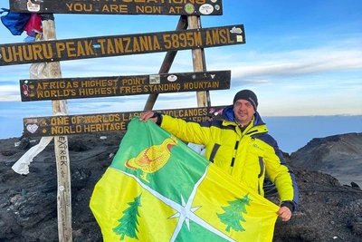 Чунский флаг поднят на вершину Килиманджаро