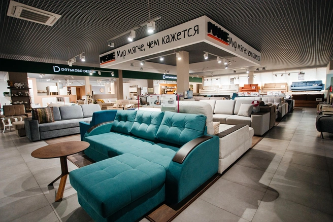 В гипермаркете можно найти много красивой и качественной мягкой и корпусной мебели | Источник: Ксения Зимина