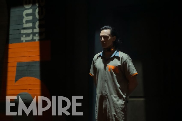 Фото №1 - Смотрим на первый кадр сериала «Локи»