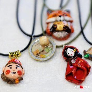 Узнали? Слева — Марфушенька из сказки «Морозко», справа — кроткая Красная Шапочка | Источник: Ирина Шарова / 72.RU