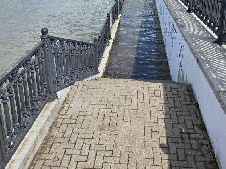 Уровень воды подбирается к опасным отметкам. Жители Краснодара сняли переполненную реку Кубань в ЮМР