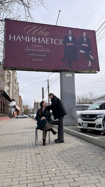 Читинцы фотографируются с баннером, на котором изображен Дмитрий Маликов | Источник: «Медлюкс»