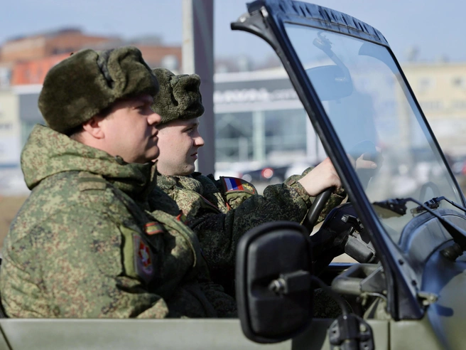 Солдаты управляют машинами, участвовавшими в Великой Отечественной войне. | Источник: Соня Радостина