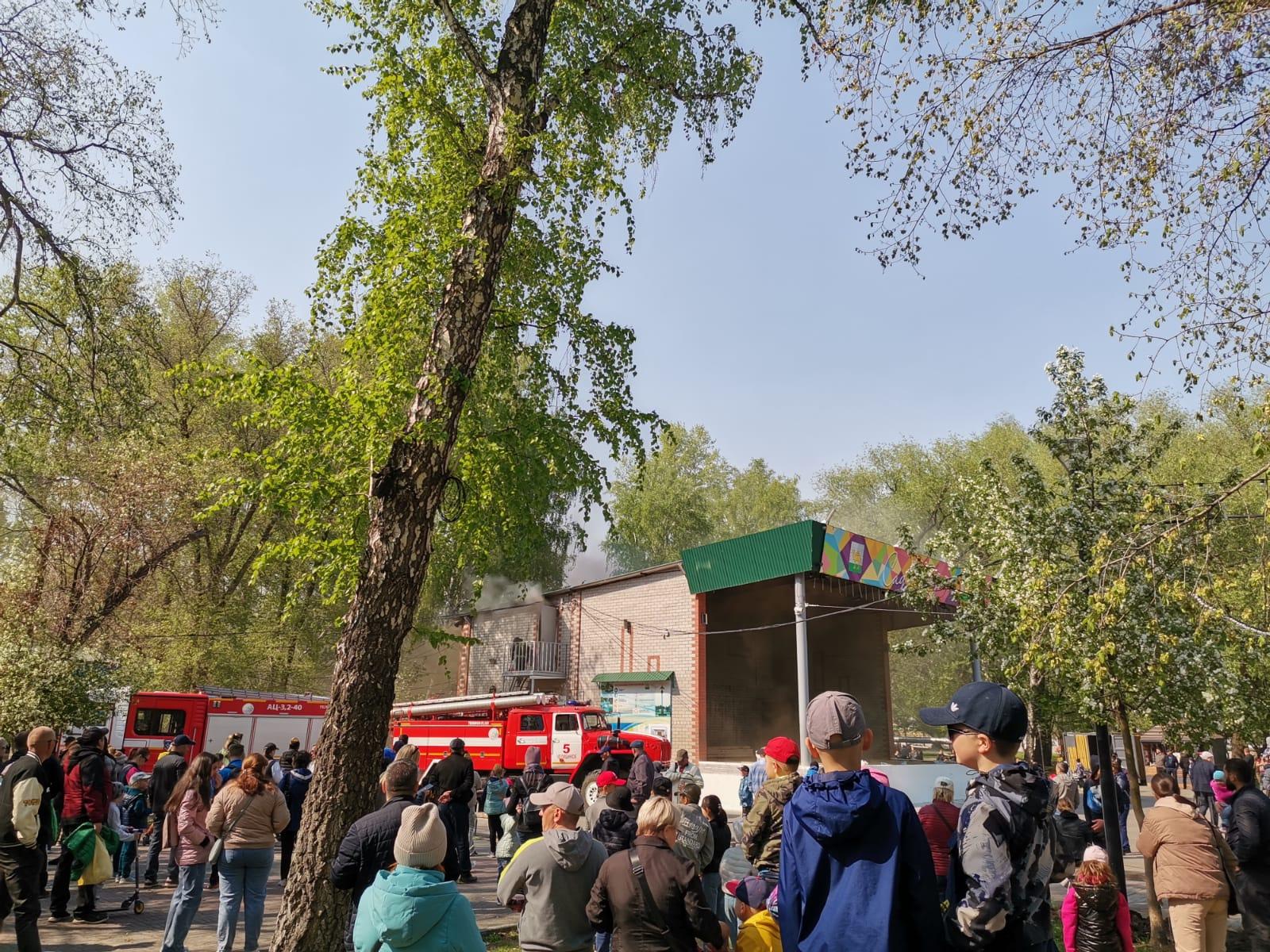 Пожар в Саду Победы в Челябинске 9 мая: вспыхнула сцена. Видео - 9 мая 2023  - 74.ру