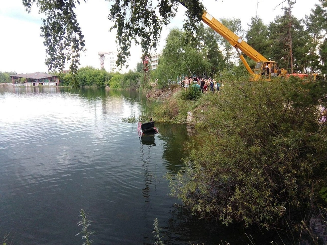 Для крепления строп водолазам пришлось нырять | Источник: читатель 74.RU