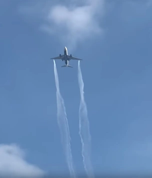 В США пассажирский Boeing при заходе на посадку сбросил топливо на школьников (видео)