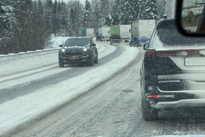 Traffic Jam of Trucks and Cars Forms Near Pereslavl-Zalessky