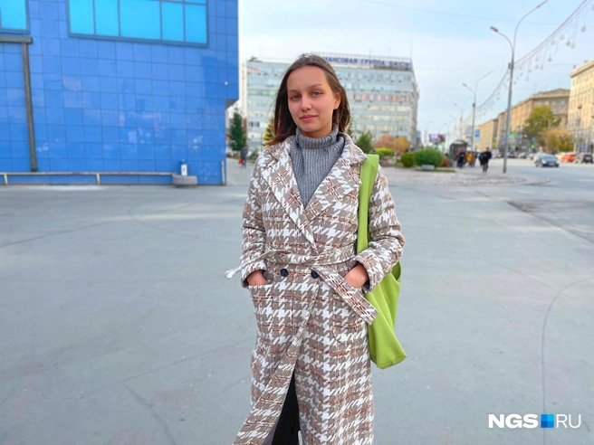 Цвет сумки удачно гармонирует с принтом на пальто | Источник: Алена Золотухина