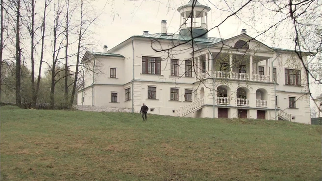 В одной из сцен Котовский сбегает по склону от здания музея | Источник: сериал «Котовский» (18+), режиссер Станислав Назиров, 2009 год / «Синемафор», Star Media