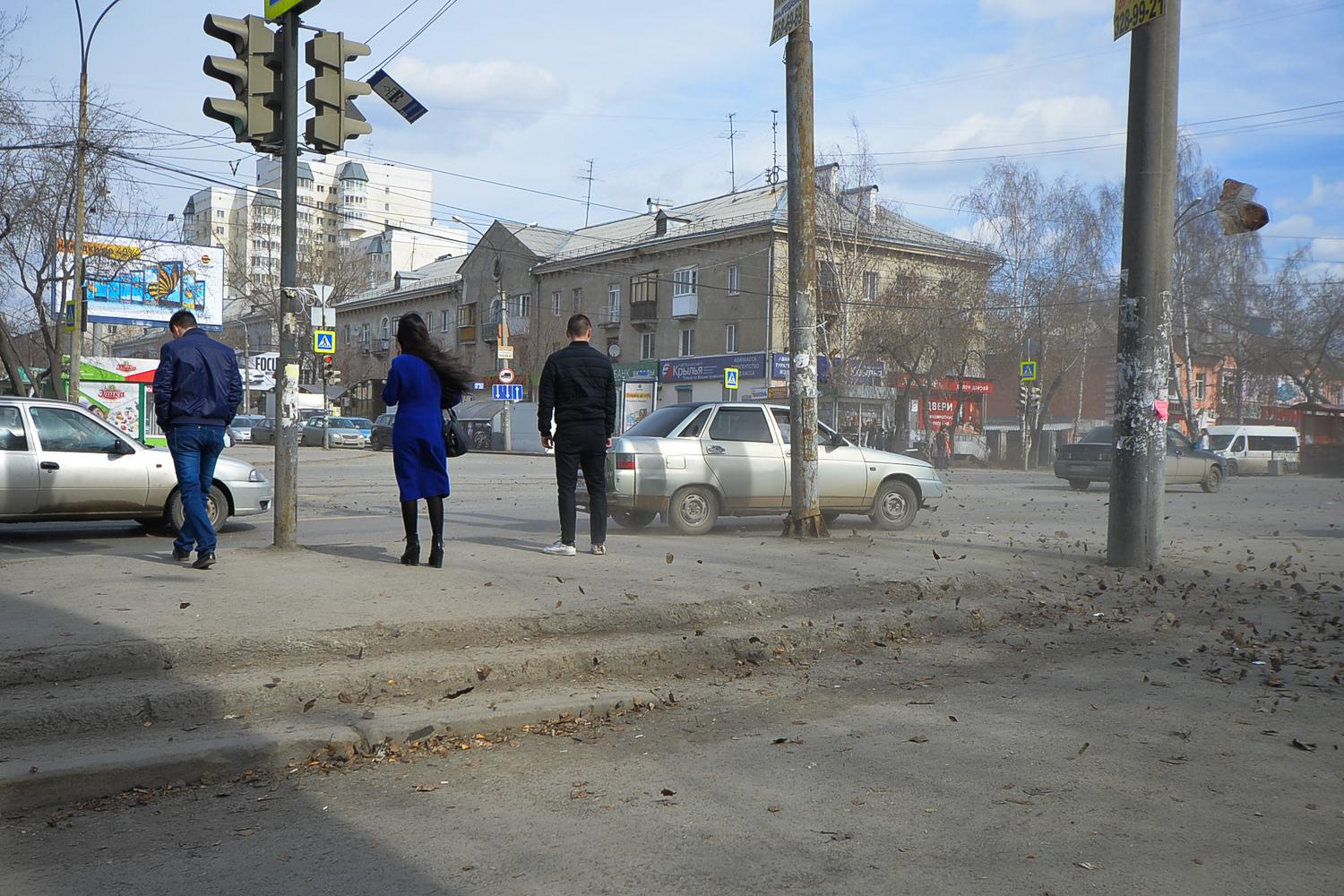 Погода в свердловске синоптик. Сильный ветер. Водитель и пешеход. Ветер Екатеринбург. Екатеринбург дороги.