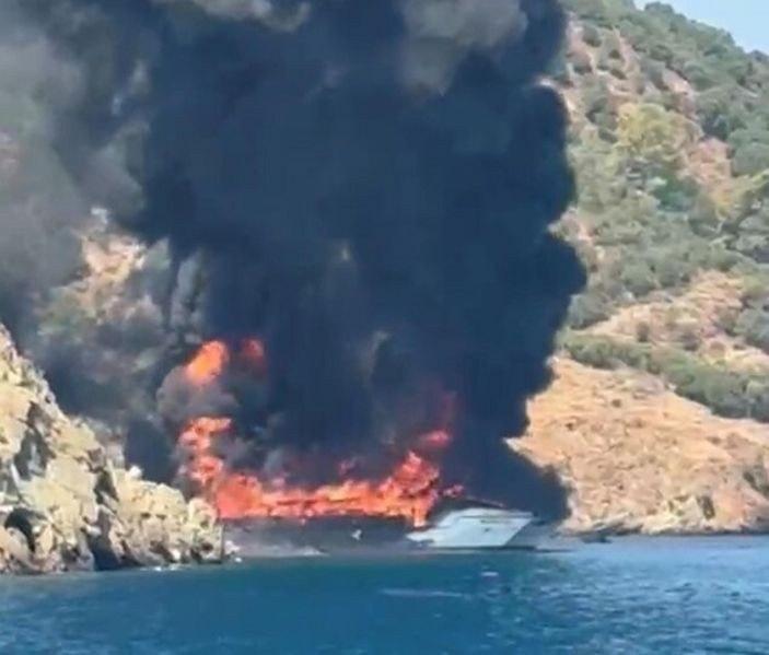 Сотне туристов пришлось прыгать за борт прямо в открытое море: в Турции вспыхнул экскурсионный корабль