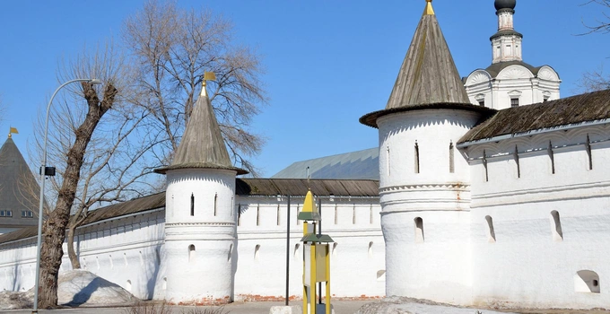 Кадр из сериала и вид на Андроников монастырь в Москве | Источник: Ovchinnikova Irina via Shutterstock/Fotodom.ru