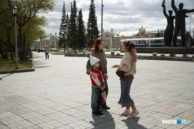 Домохозяйка Марина с дочерью намерена гулять по городу | Источник: Андрей Бортко / NGS.RU