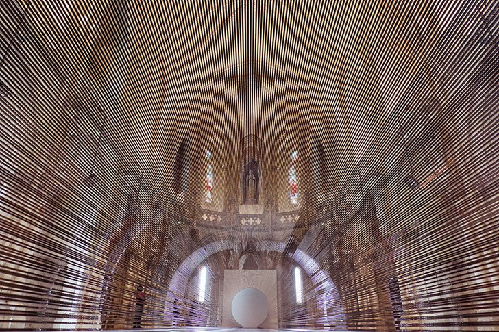 magnetic tape transforms bordeaux chapel into a tunnel of blurred boundaries (фото 0)