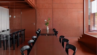 Берлинский ресторан в терракотовых тонах