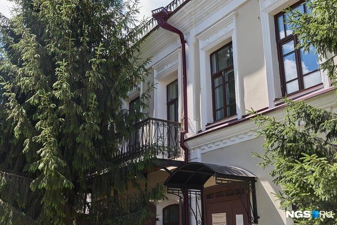 Дом одного из богатейших колыванцев, купца Гаврилы Пастухова, до сих пор выглядит очень достойно. Сегодня в доме почетного гражданина Колывани и купца первой гильдии расположена детская школа искусств | Источник: Александр Ощепков / NGS.RU