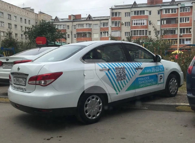 В Рязани машина, фиксирующая неправильную парковку, припарковалась на газоне | ya62.ru