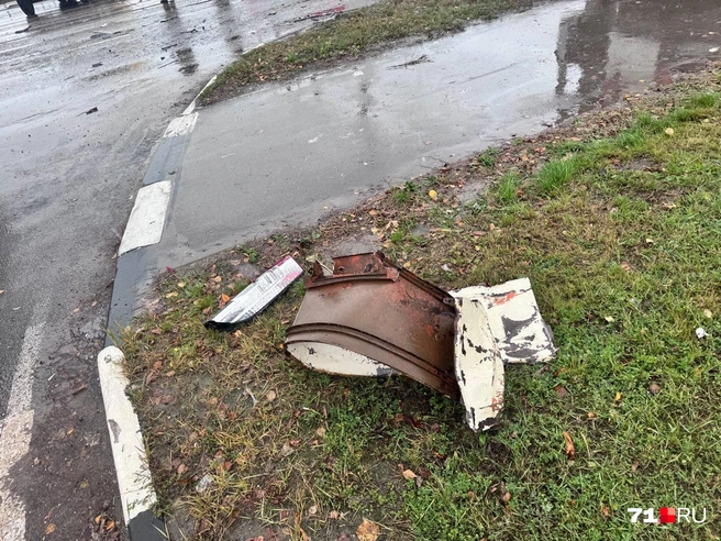 Повсюду на земле валяются металлические обломки | Источник: Александр Горбанев / 71.RU