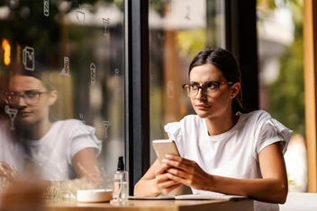 «Зная, что я атеистка, отец упорно поздравляет с церковными праздниками»