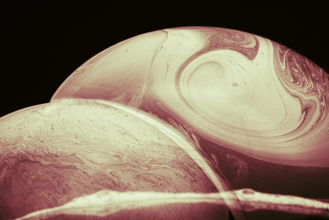 Ретроградный Меркурий снова в игре — это не повод хвататься за голову, но вот навести порядок в бумагах все-таки придется | Источник: Ru.freepik.com