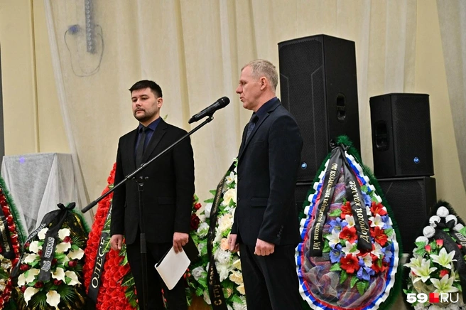 Глава Добрянки Дмитрий Антонов пришел на прощание | Источник: Василина Любимова / 59.RU