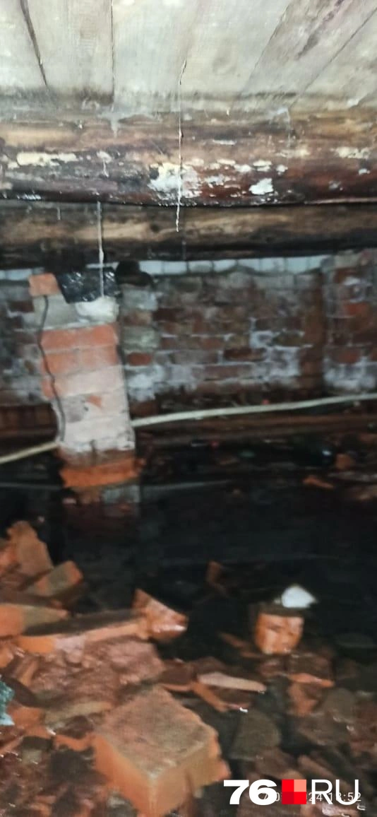 Подвал заполнен водой | Источник: читатель 76.RU