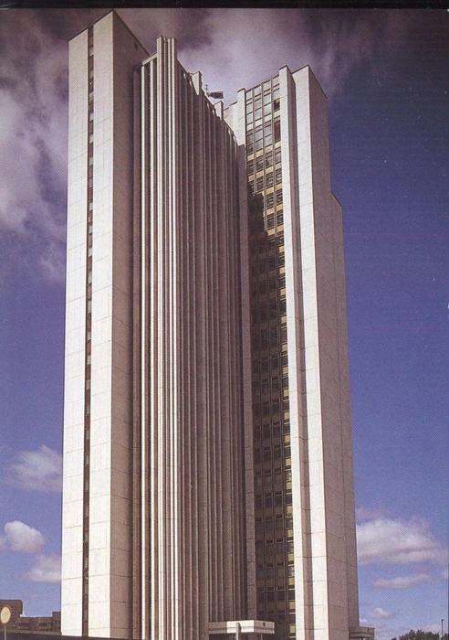 Это же здание в 1990-е годы.