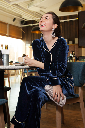 Пижама, Primrose; клатч, Bottega Giotti; серьги, Jewel Mania