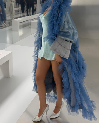 Сексапильная принцесса: Кайли Дженнер удивила всех дерзким образом на Неделе моды в Париже