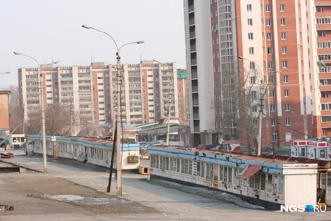 Закрытый рынок в районе гостиницы «Ривер Парк» в конце 2000-х | Источник: Стас Соколов/NGS.RU 