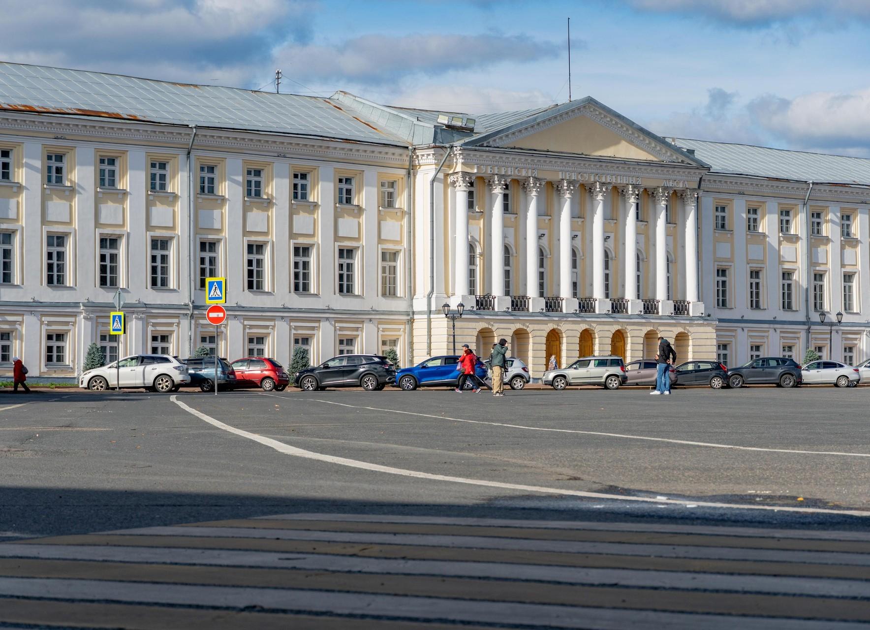 В самом начале фильма Афоня проходит по Советской площади. На заднем плане можно заметить здание Присутственных мест | Источник: Кирилл Поверинов / 76.RU