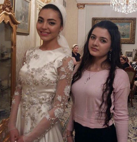 Невеста Хадижа предстала в скромном наряде