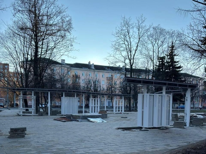 Начало монтажа городской доски почета в Ярославле | Источник: читатель 76.RU