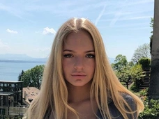 Лиза Пескова запустила маску с усами отца в соцсети