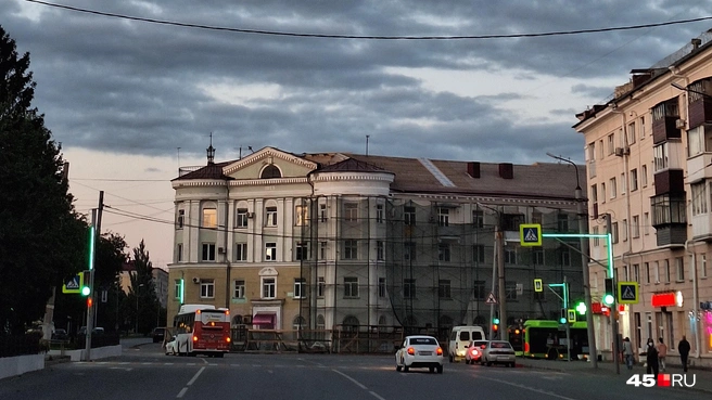 В начале августа на перекрестке Красина и Станционной произошло ДТП с пассажирским автобусом. | Источник: Александр Лисихин / 45.RU