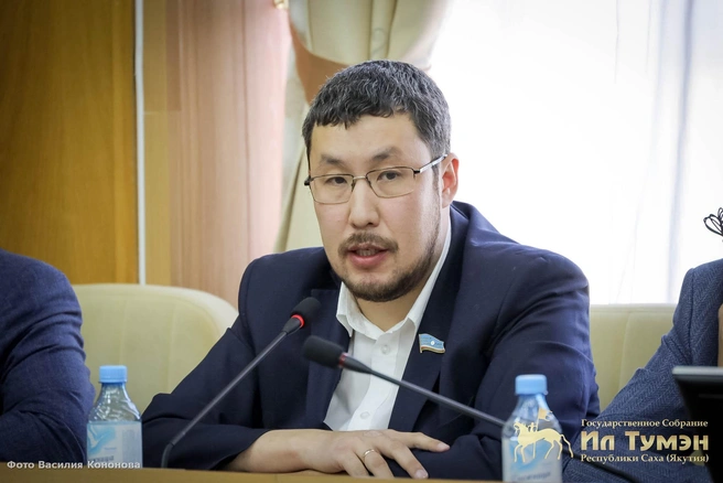 Эдгар Константинов напомнил, что на депутатов смотрят простые люди | Источник: Василий Кононов / Ил Тумэн